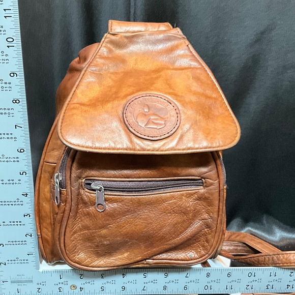 Golden Duck leather backpack/shoulder bag.   5-H7Ca - Picture 6 of 10